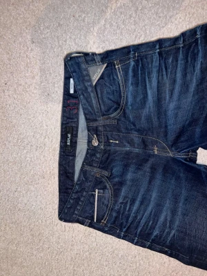 Mörkblå Replay jeans  - Säljer ett par mörkblå jeans från Replay. Straight fit. Dom är som nya. W32 L32. Pris kan diskuteras. 