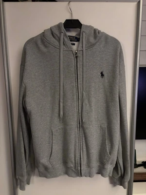 Polo Ralph Lauren Zip Hoodie - Fin zip från ralph lauren, endast använd någon enstaka gång så den är i nyskick. Billigare vid snabb affär.