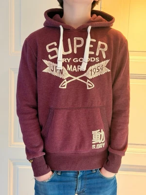 Superdry hoodie  - Extremt fet hoodie som är i mycket bra skick och med inga defekter,vid frågor eller nått är det bara att höra av er! Moddelen är 185 och väger 75