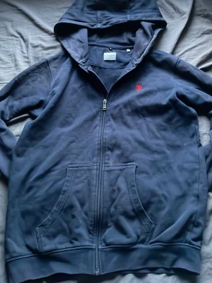 US polo hoodie - Tjenare, säljer denna snygga US polo hoodien, väldigt snygg hoodie enligt min åsikt och har inga typer av skavanker utan är som ny, hör gärna av er vid frågor.
