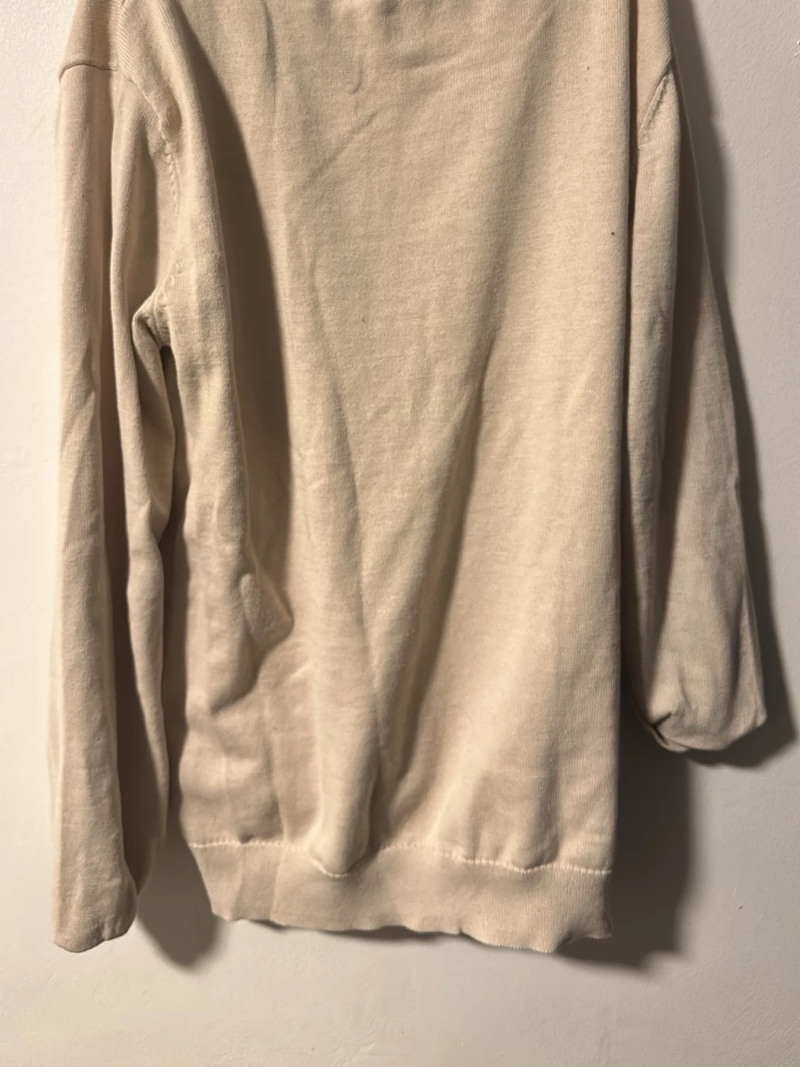 Beige stickad tröja med rund hals - 1