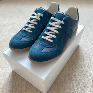 Helt nya Maison Margiela Gats - Helt nya blåa Gats, skriv för mer mer info.                     Skokartong ingår.                                                          Innersula 29 cm.                                                              0bs lnte 0rglnaI