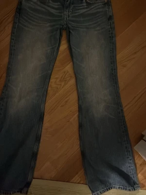 Weekday jeans  - Säljer ett par klassiska Levis 517 jeans i ljusblå tvätt. De har bootcut passform med något utsvängda ben och normal midja. Materialet är slitstarkt jeans i bomull och de har den typiska Levis-looken med fem fickor och dragkedja.