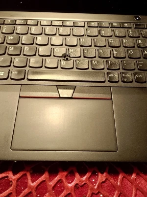 Laptop med AMD Ryzen 3 PRO 2300U - Bärbar dator med AMD Ryzen 3 PRO 2300U, Radeon Vega Mobile Gfx, 8GB RAM. Svenskt tangentbord med viss slitage på tangenterna, touchpad och hölje i gott skick. Perfekt för studier eller arbete. Windows installerat.