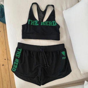 Victoria secret träningsset - Så snyggt träningsset från Victoria secret! Storlek M men passar även S