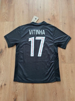 PSG VITINHA fotbollströja - Helt oanvänd med tags kvar och Nike påse. Storlek small. Skriv privat för fler bilder eller vid funderingar!