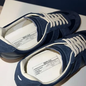 Helt nya Maison Margiela Gats - Helt nya mörkblåa Gats, skriv för mer mer info.                     Skokartong ingår.                                                          Innersula 28  cm.                                                              0bs lnte 0rglnaI