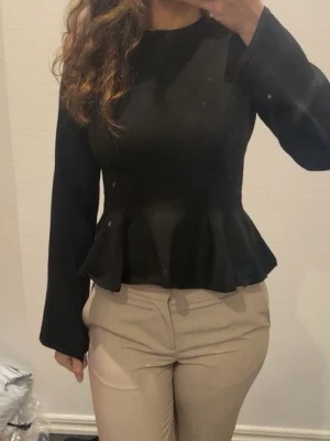 Peplum top Gina  - As snygg topp från Gina!! Använd 2 gånger så är helt i nyskick😍 pris går att diskutera vid snabb affär! 
