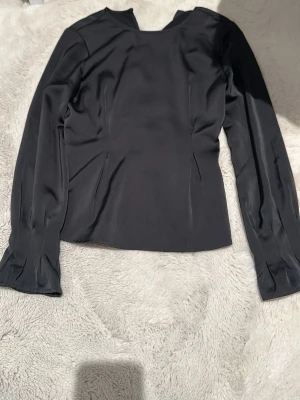 Gina Tricot Långärmad Fin Tröja - En svart fin långärmad tröja som har fått hänga med ut i rensningen. Har aldrig använt utan bara hängt där inne. Fick den av en vän men har inte kommit till att använda. Den är i mycket bra skick 