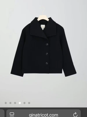 Mörkblå kappa från Gina Tricot - Stilren mörkblå kappa från Gina Tricot! Skicket är som helt nytt, säljer pga ingen användning av den!💗