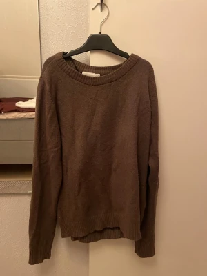 Brun stickad tröja från Vila - Mysig brun stickad tröja från Vila i storlek S. Perfekt under kyliga vinterdagar och enkel att matcha med jeans eller kjol🤎 Säljer pga ingen användning.