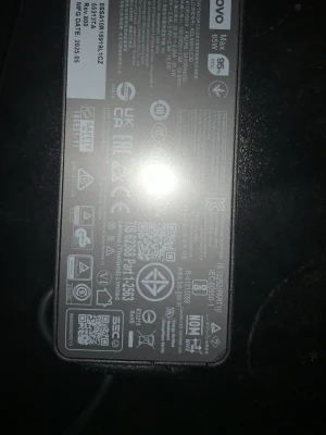 Lenovo 65W nätadapter - Lenovo original nätadapter på 65W, passar flera Lenovo laptops. Fint skick utan synliga skador eller slitage. Perfekt som extra eller ersättningsladdare. Levereras med EU-kontakt och kabel. Klar att användas direkt.