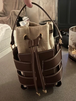 Brun bucket väska från HM  - Fåtal gånger använd, utan defekter som ny!🫶🏻🌸