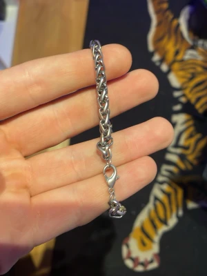 Silver armband - Säljer ett silver armband i mycket bra skick då det inte passar mig