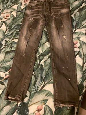 Dsquared2 jeans gråa  - Säljer dsquared2 jeans gråa passar för de mesta med många olika kläder eftersom färgen passar med det mesta. Pris kan diskuteras