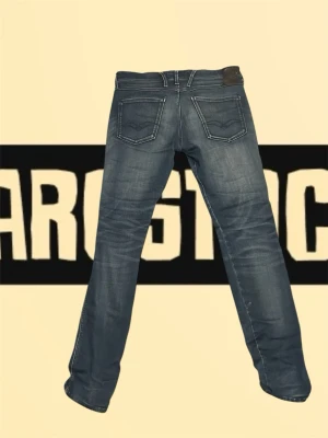 Replay jeans - Säljer ett par blå jeans från Replay med klassisk femficksdesign och snygga slitningar. Jeansen har raka ben och kontrastsömmar, samt Replay-logga på bakfickan. Materialet är slitstarkt jeans i bomull med en skön passform.