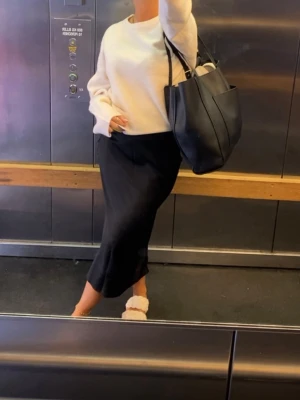 Svart satinkjol - Svart satinkjol