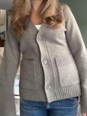 Stickad tröja från Wera! - Säljer den super populära tröjan från Wera!! Säljer då jag inte använder den, den är som ny!🥰 köpt för 899, säljer för 499💗