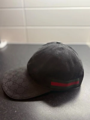 Gucci kepsar - Storlek M på båda                                                    Leverans 2-3 dagar                                                 Svart 2000kr                                                            Grå 2500kr