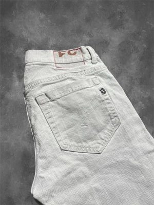 Dondup george jeans - Ett par shyssta dondup george jeans om man vill att de ska sitta slim fit ska man ha 29 i midja