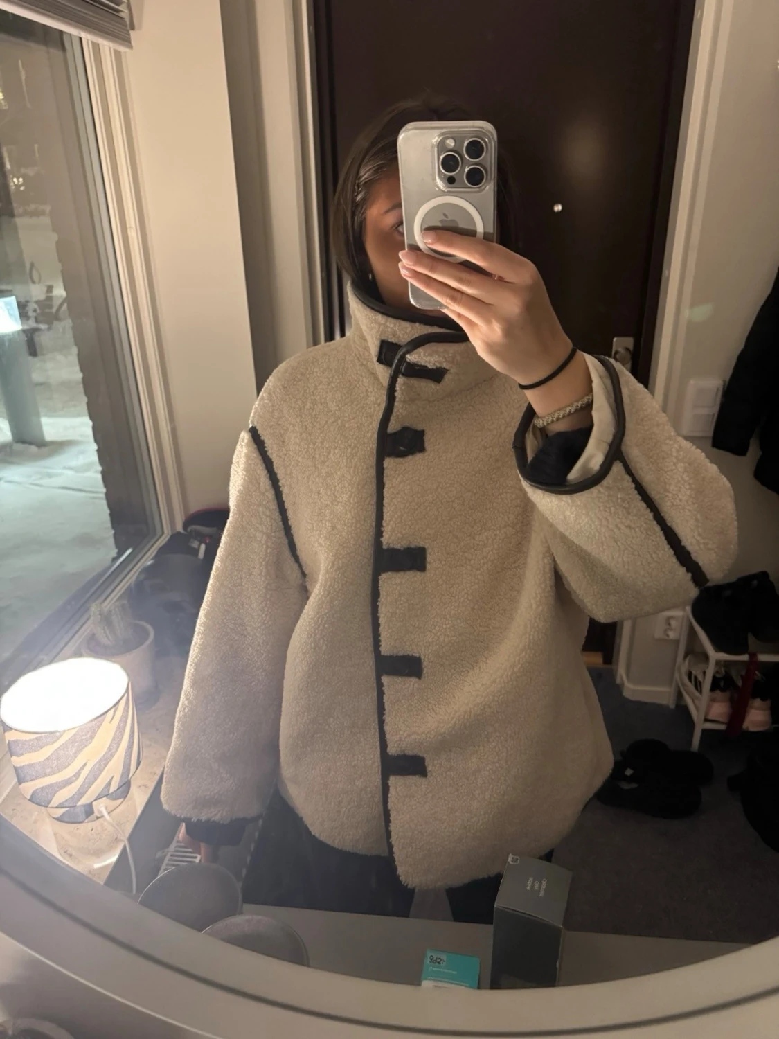 Beige teddyjacka från H&M med svarta detaljer