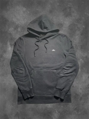 J Lindeberg hoodie - En fet j Lindeberg hoodie som är i 10/10 skick
