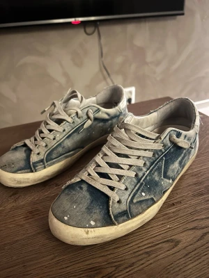 Blå GGDB sneakers med stjärndetalj - Tja. Har ett par golden goose silver flag riktigt unika. Söker helst nått byte mot dem. Har låda och dustbag