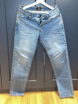Ljusblå jeans från Neuw, 30/32 - Säljer ett par ljusblå raka jeans från Neuw i modellen Ray Straight. Helt nya då de inte passade mig! Hör av er vid funderingar 