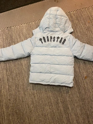 Trapstar jacka  - Tjena säljer min trapstar i färg ljusblå som är varm och skön passar perfekt till vintern  Skriv vid mer frågor Tar emot byten kan va allt möjligt 
