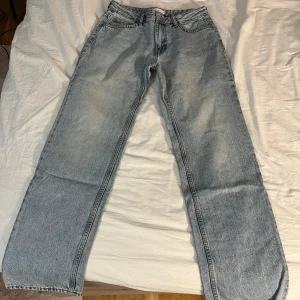 gina tricot ljusblå raka jeans - Ljusblå Gina tricot jeans med klassisk rak passform. Jeansen har normal midja och, Perfekta för en avslappnad och tidlös look.