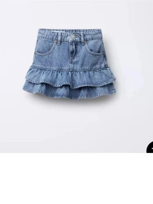  jeanskjol med volang - jätte söt jeans kjol med volanger som är ifrån zara💕💕aldrig använd!