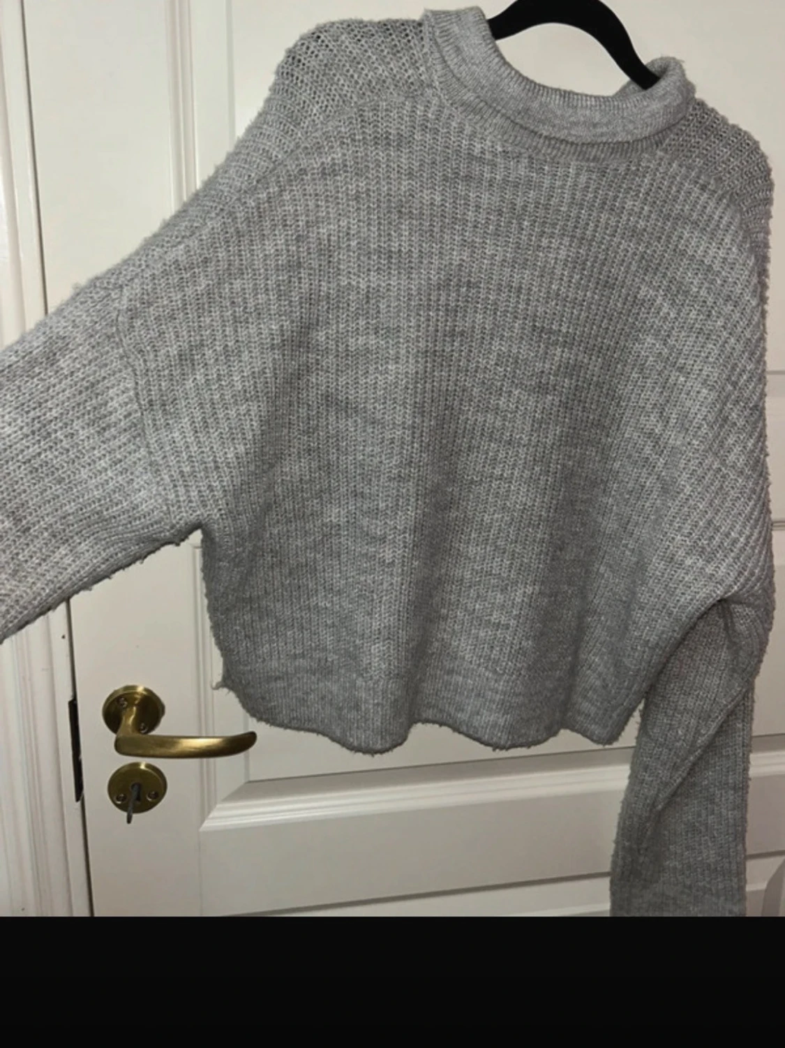 Grå stickad pikétröja med knappar från Stradivarius  - 2