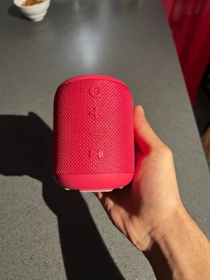 Röd högtalare  - Säljer en röd högtalare som inte används längre. Funkar perfekt och under vatten. Strömkabel ingår 