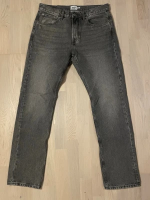 Jeans Lager 157 - Snygga mörk grå jeans från Lager 157. Storlek W34 L34. 10/10 av skick, modell: New Classic! Inga defekter, sjukt snygga till alla outfits. Hör av er vid frågor!🔥🤝