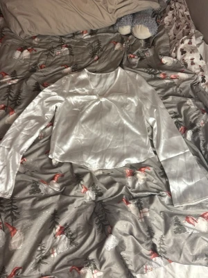Shein siden topp - Säljer nu min oanvända blus då den inte passar mig. Den är väldigt fin och bra passform men den var lite för liten för mig och jag är 167cm lång, den var lite kort i armarna🩷 den är helt oanvänd.