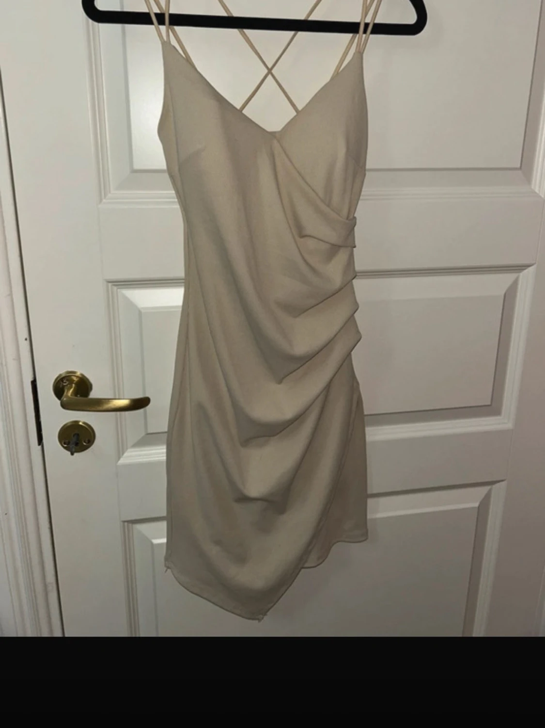 Beige ribbad kortklänning med omlott