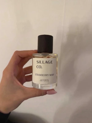 Sillage Co. Strawberry Whip EdP - Strawberry whip från Sillage Co. Endast använd 2 ggr. Luktar jordgubbar, grädde, lite vanilj touches, marshmallow osv. Gillade den t en början men insåg att dessa noter inte är för mig då jag gillar blommiga dofter. 50ml flaska