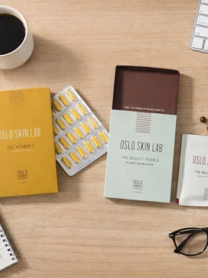 Oslo Skin Lab The Vitamin C & Beauty Pearls - Säljer Oslo Skin Lab The Vitamin C och The Beauty Pearls i snygga förpackningar. The Vitamin C kommer i en gul ask med gula kapslar, och The Beauty Pearls i en ljusgrön ask. Perfekt för dig som vill boosta huden inifrån med vitaminer och näring.   