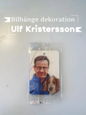 Bilhänge dekoration  - Roligt Bilhänge dekoration med Ulf Kristersson och hans hund. 