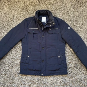 J Lindeberg fodrad field jaket - Säljer denna riktigt feta j Lindeberg field jacketen!⭐️Skick : 9,5/ 10!🙌Storlek M!⭐️NYPRIS = 4000kr! Hör gärna av er om ni har funderingar!👍