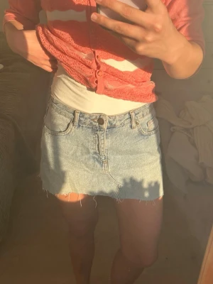 Ljusblå jeanskjol - Ljusblå kort lågmidjad jeanskjol. Ca 30cm lång. Perfekt till sommaren och våren!   Från Urban outfitters BDG. Storlek S. 100% cotton.  