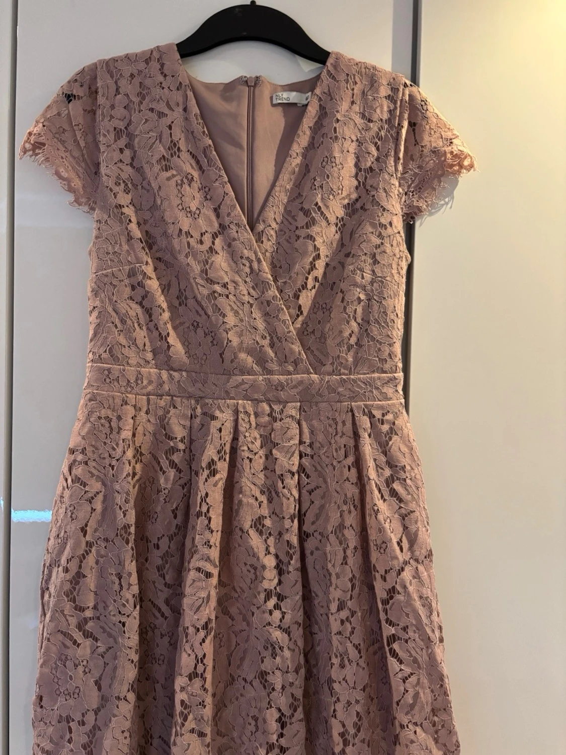 Ljusrosa spetsklänning från NLY Trend - 3