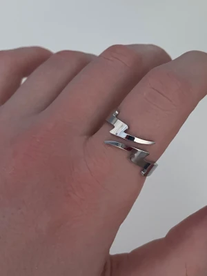 Blixtring i silver - Köpt för 200kr på StainlessMe. Rostfritt stål. Ganska stor storlek. Helt nytt o fint skick! Kan användas av både tjejer o killar