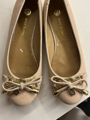 Beige ballerinaskor från River Island - Snygga ballerinaskor i beige från River Island. 