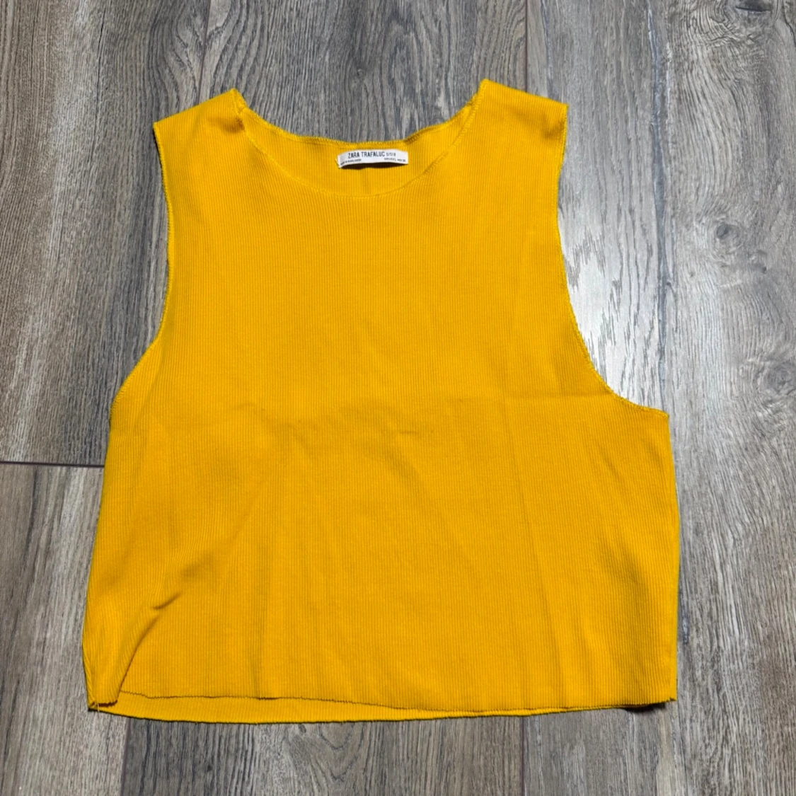 Gul ribbad linnetopp från Zara