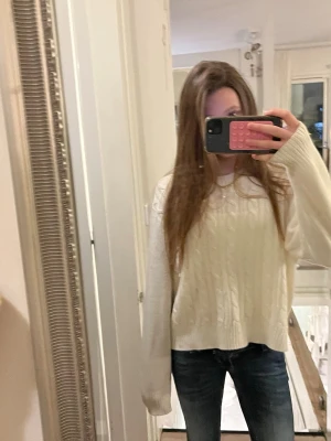 Vit kabelstickad tröja - Säljer en vit kabelstickad tröja med rund hals och långa ärmar. Tröjan har en loose passform och är perfekt för sena sommar kvällar. Den är i storlek M men är ifrån H&M divided så är därför mycket mindre i storlek, passar xxs/xs❣️