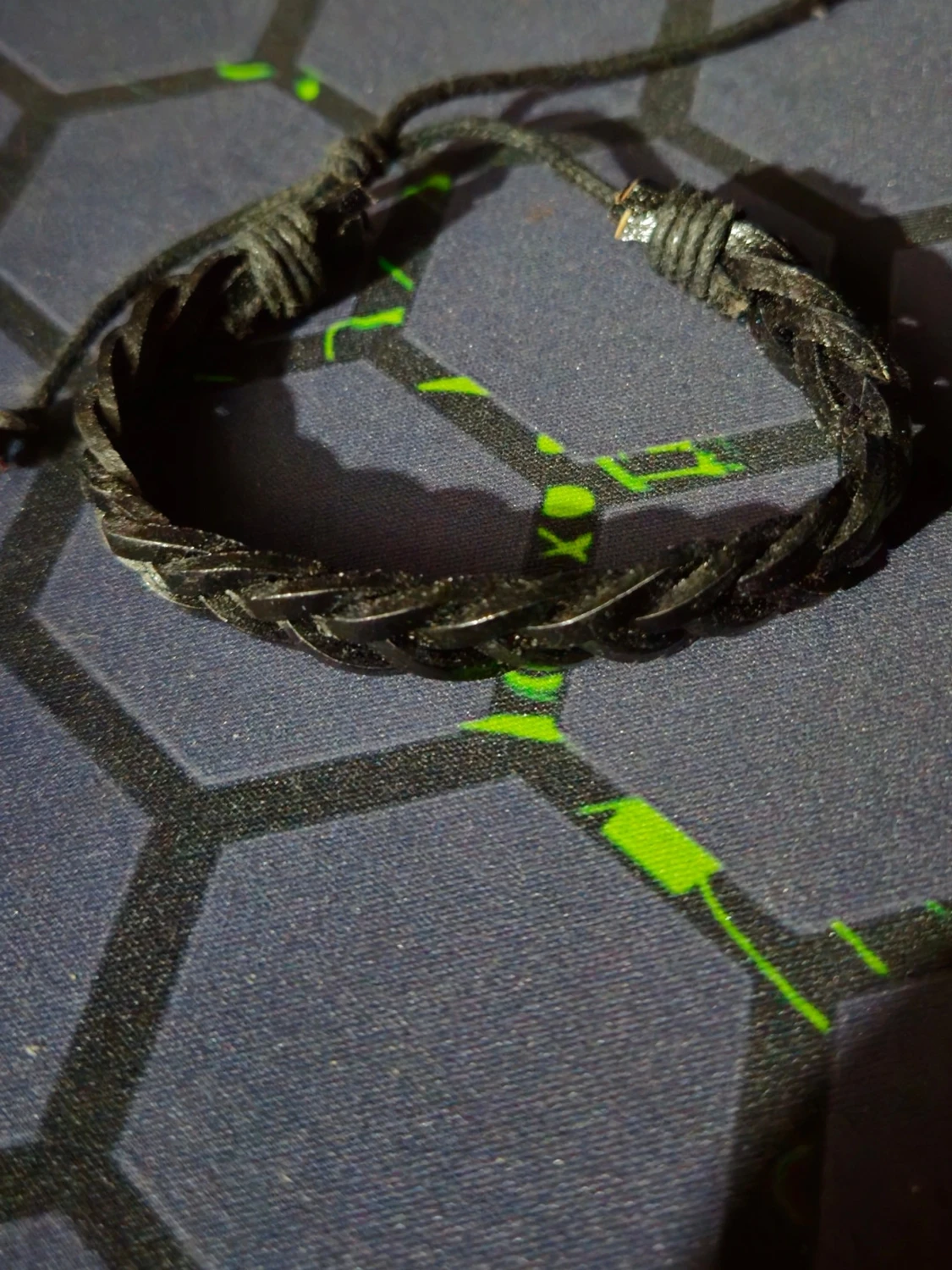 Flätat svart armband i skinnimitation - 1