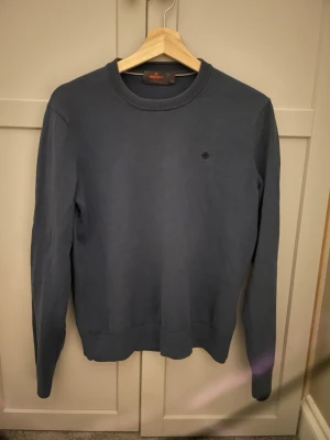 Mörkblå tröja från Morris - Säljer en stilren mörkblå tröja från Morris med en snygg passform. Tröjan är även i bomull och är stickad. Hör gärna av er vid frågor och funderingar. Pris kan diskuteras