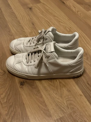 Vita valentino flycrew - Saknar 5 spikar. 