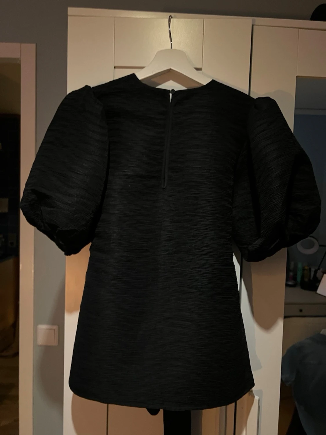 Svart blus med puffärmar och knyt - 1